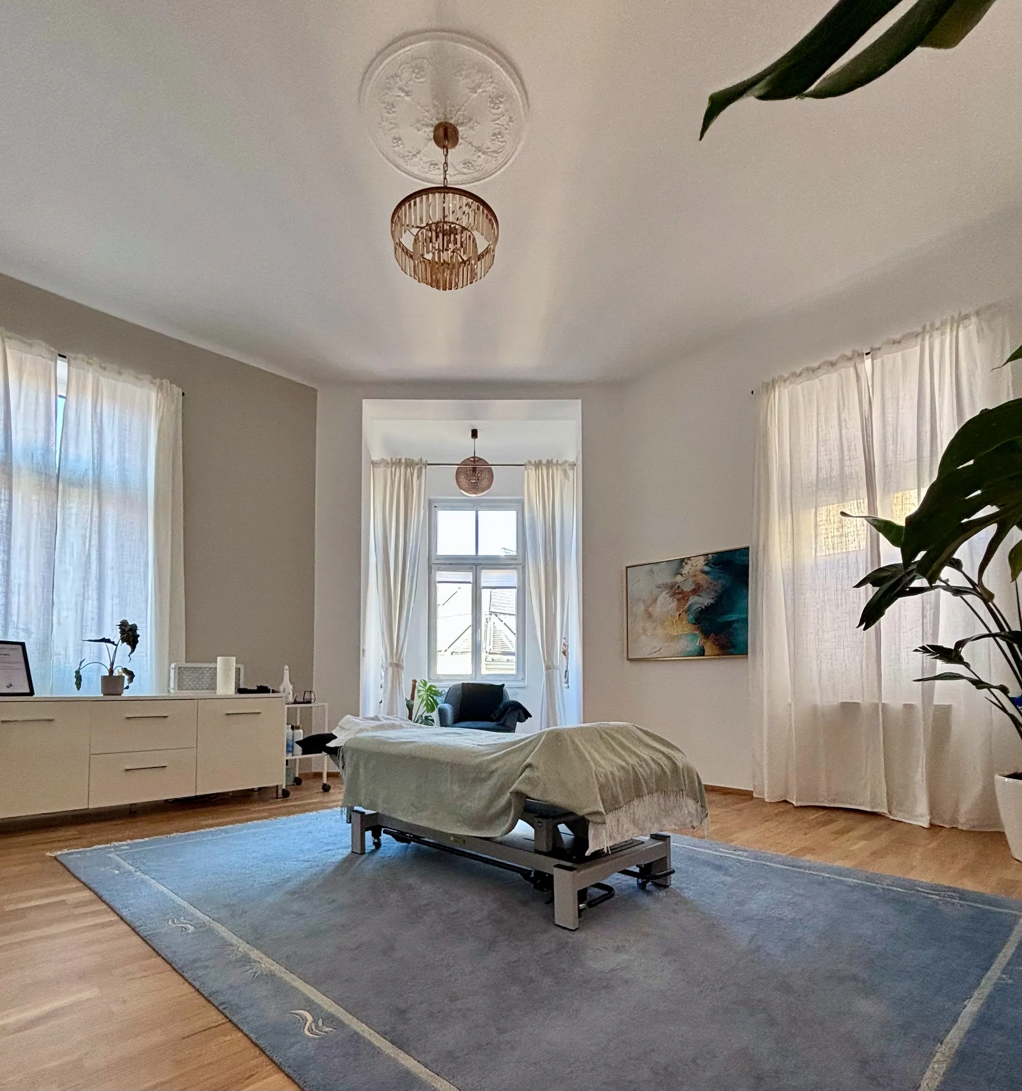 Behandlungsraum der Heilmassage-Praxis in Wien 1080 – helle Altbauräume mit professioneller Massageliege