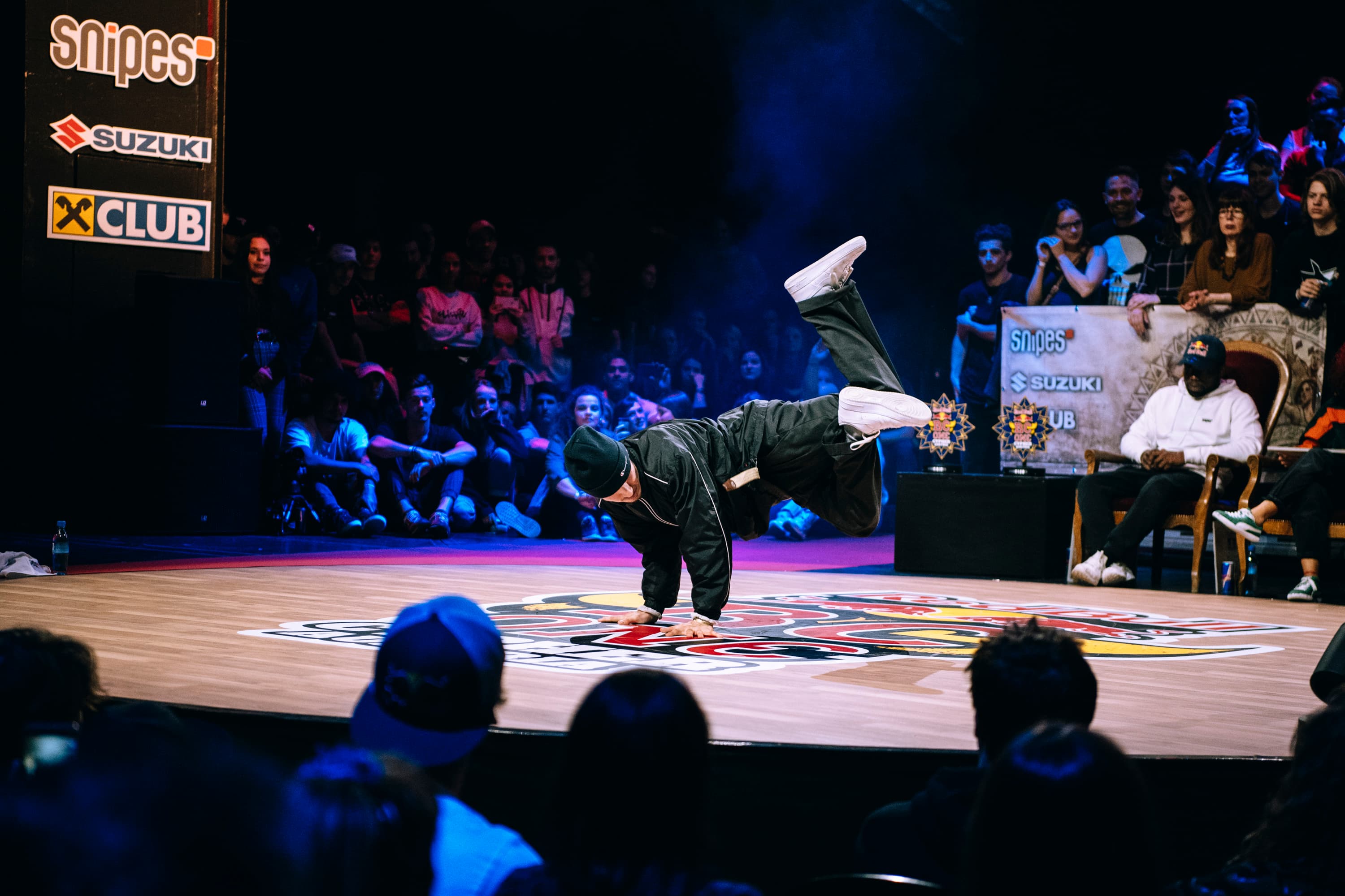 Domenic Hacker als B-Boy auf der Bühne.